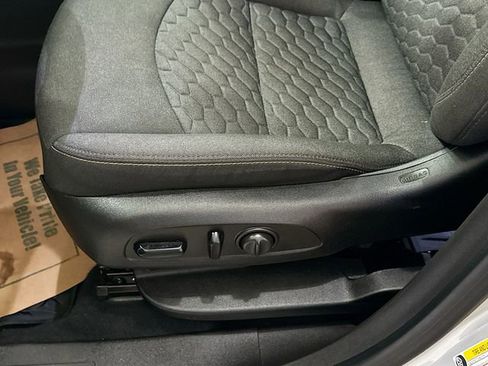 Used 2019 Chevrolet Equinox LT FWD image 19