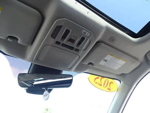 Used 2025 Toyota Highlander XLE FWD image 36