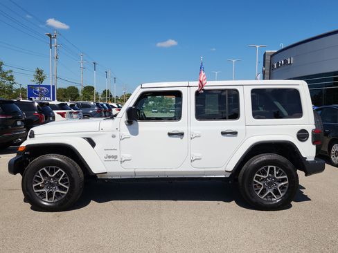 Used 2024 Jeep Wrangler Sahara image 6