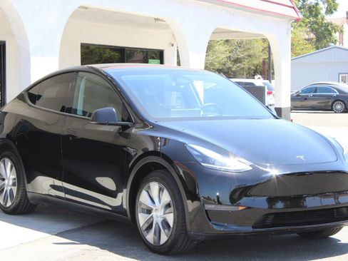 Used 2024 Tesla Model Y Long Range AWD/4WD image 3