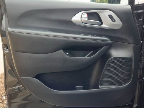 Used 2020 Chrysler Pacifica Limited w/ Advanced Safetytec Group image 12