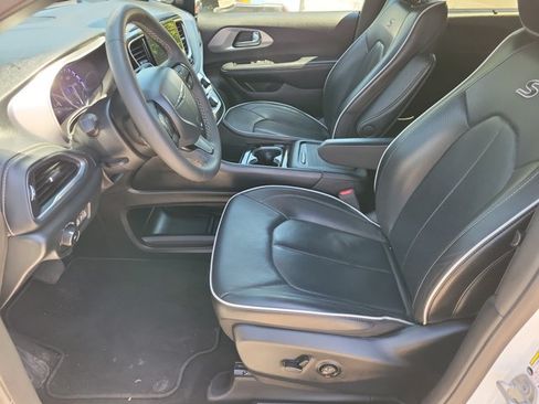 Used 2025 Chrysler Pacifica Limited FWD image 6