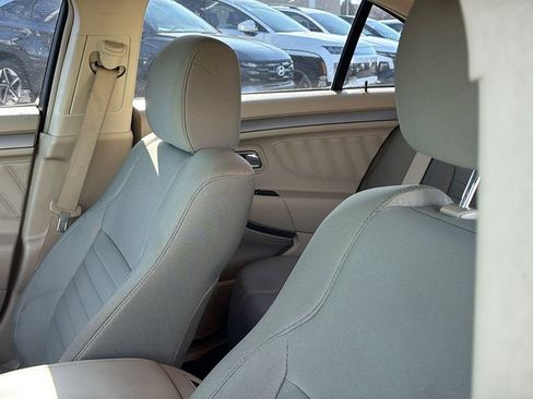 Used 2015 Ford Taurus SE image 25