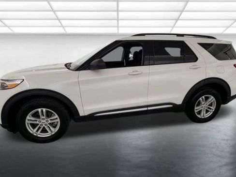 Used 2023 Ford Explorer XLT image 4