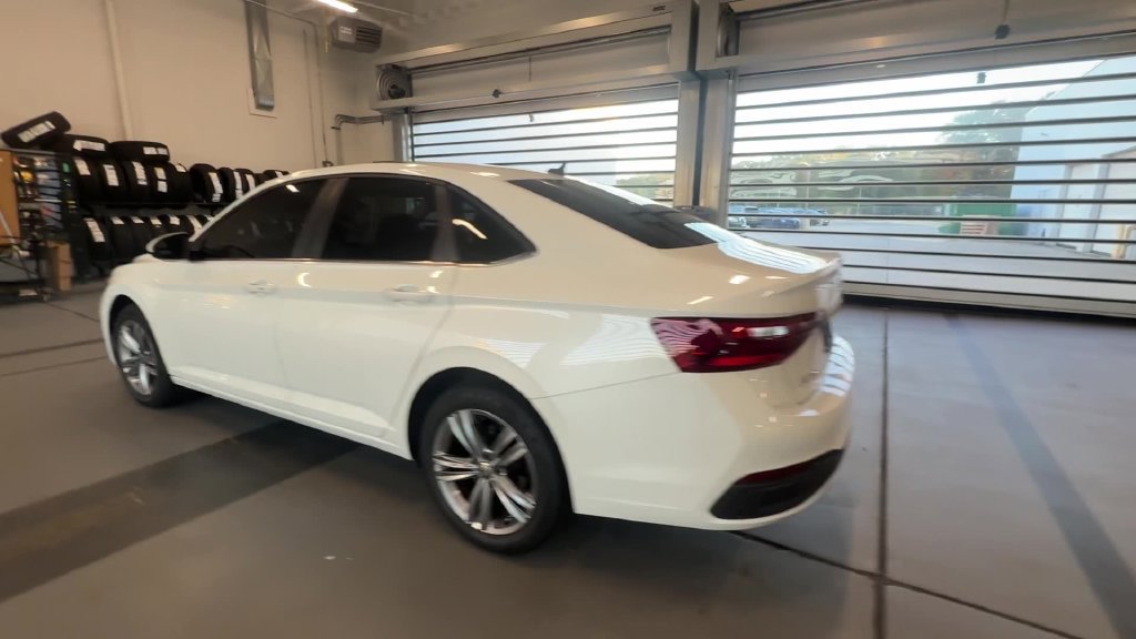 Used 2024 Volkswagen Jetta SE FWD image 4