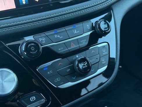 Used 2020 Chrysler Pacifica Limited w/ Advanced Safetytec Group FWD image 19