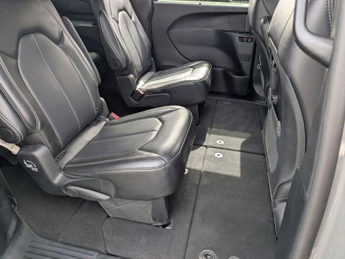 Used 2025 Chrysler Pacifica Select image 30