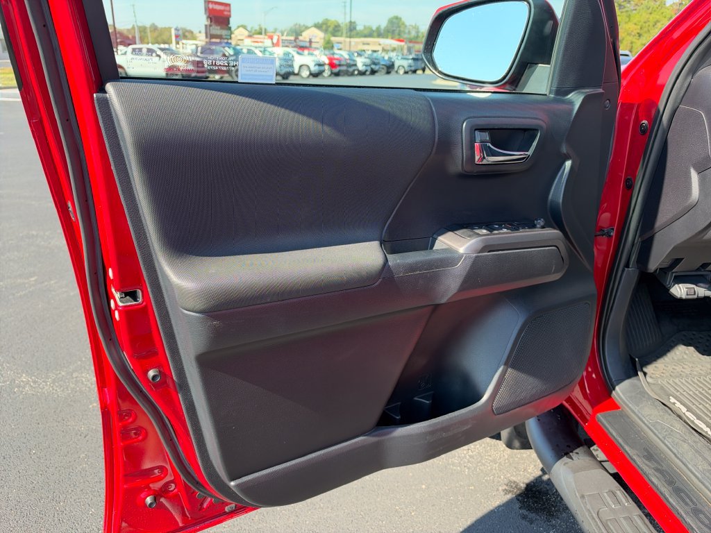 Used 2019 Toyota Tacoma TRD Sport AWD/4WD image 13