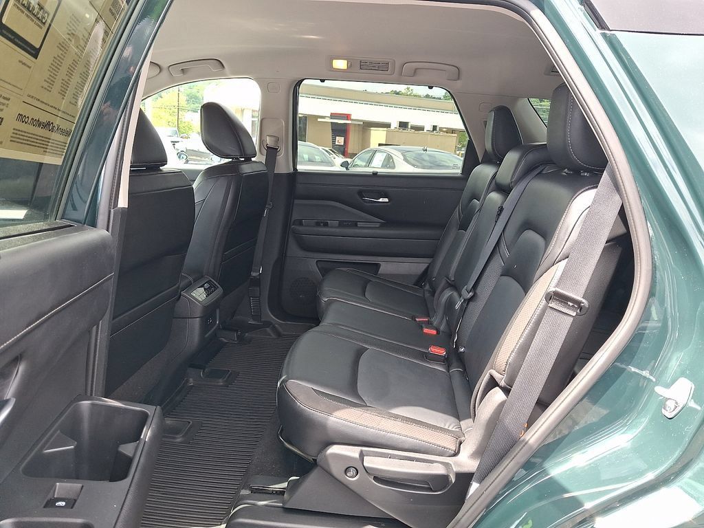 Used 2023 Nissan Pathfinder SL AWD/4WD image 12