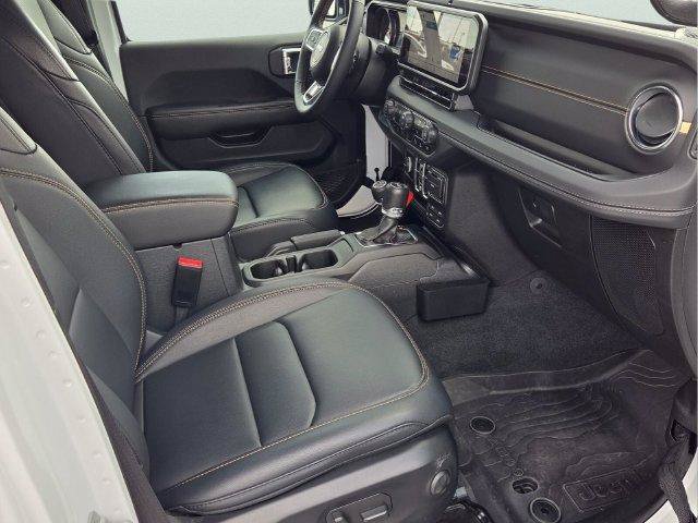 Used 2024 Jeep Wrangler Unlimited Sahara w/ Technology Group AWD/4WD image 19