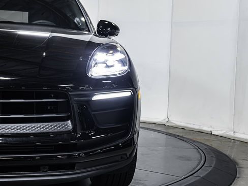 Certified 2025 Porsche Macan image 21