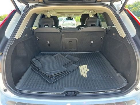 Certified 2022 Volvo XC60 B5 Momentum w/ Climate Package AWD/4WD image 35