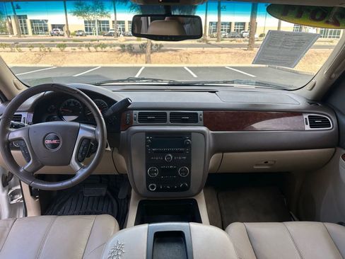 Used 2011 GMC Yukon XL SLT w/ SLT-2 Equipment Package image 16