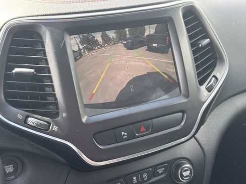 Used 2019 Jeep Cherokee Trailhawk AWD/4WD image 30