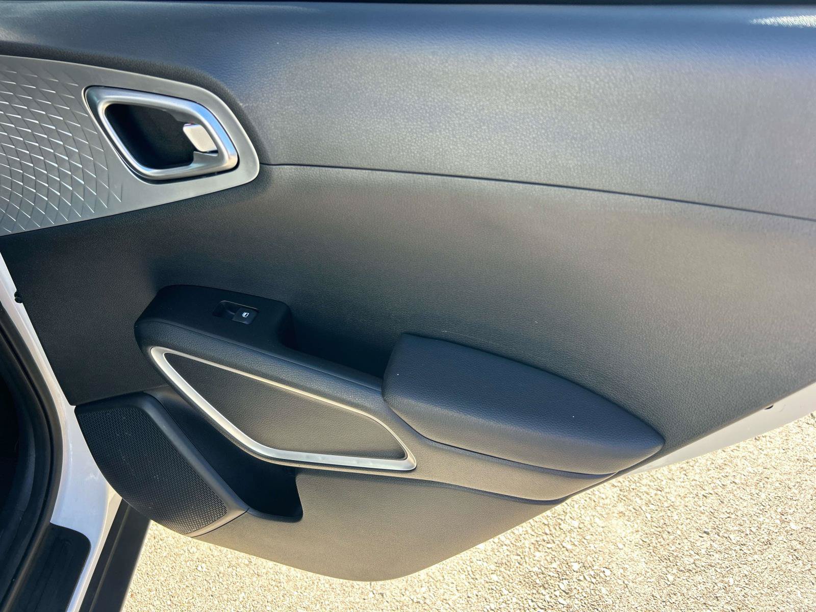 Used 2025 Kia Soul LX w/ LX Technology Package FWD image 18