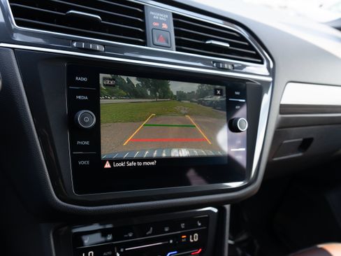 Certified 2024 Volkswagen Tiguan SEL R-Line AWD/4WD image 19