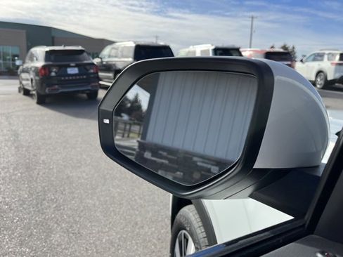 Used 2025 Volkswagen Atlas SE image 23