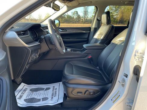 Used 2024 Jeep Grand Cherokee Limited w/ Black Appearance Package image 11