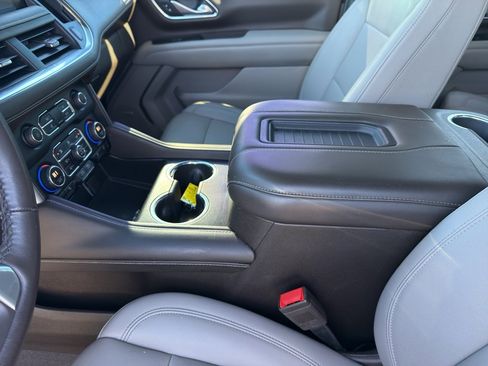 Used 2022 Chevrolet Suburban LT w/ Luxury Package image 15