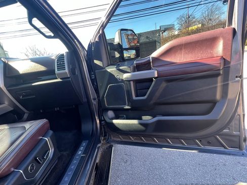Used 2015 Ford F150 Platinum w/ Equipment Group 701A Luxury AWD/4WD image 28