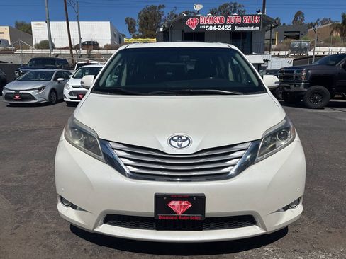Used 2017 Toyota Sienna Limited FWD image 4