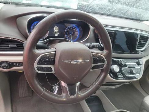 Used 2018 Chrysler Pacifica Touring-L Plus image 11