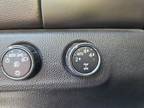 Used 2016 GMC Canyon SLE image 18