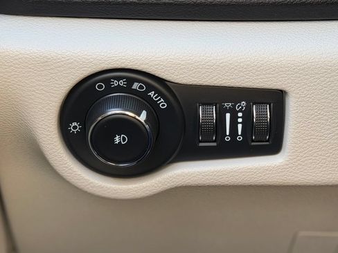 Used 2024 Chrysler Pacifica Touring-L FWD image 29