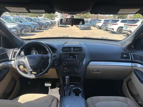 Used 2017 Ford Explorer XLT image 11