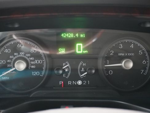 Used 2006 Lincoln Town Car Designer Series RWD image 16