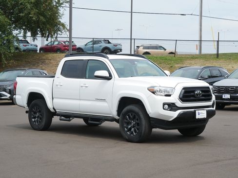 Used 2023 Toyota Tacoma SR5 AWD/4WD image 4