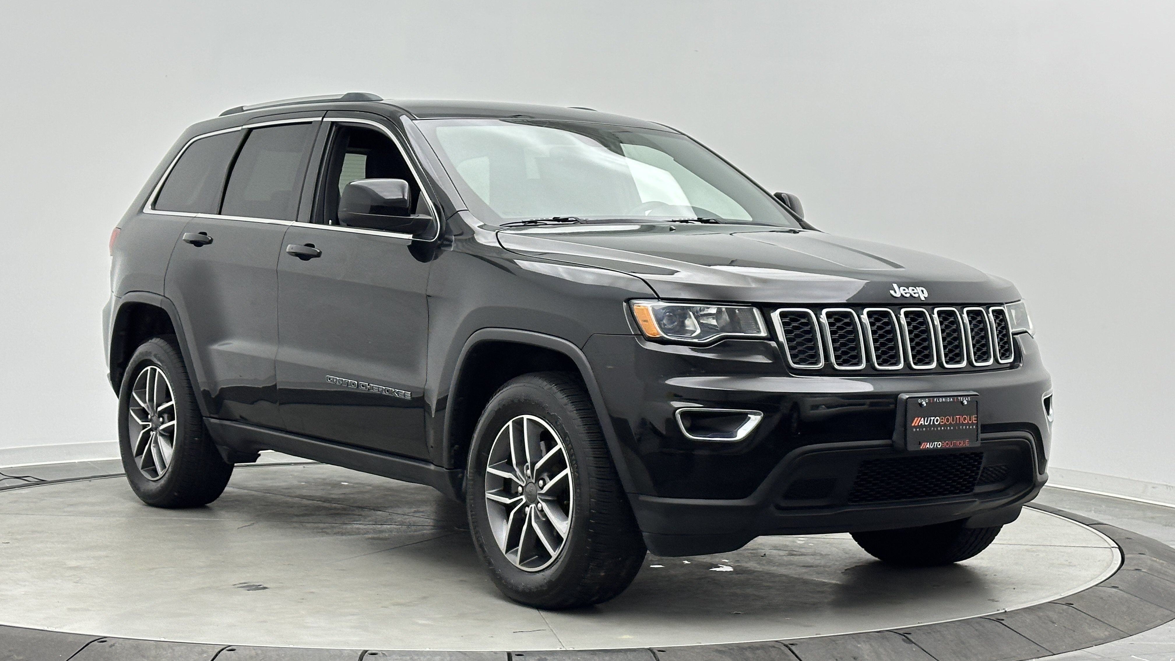 Used 2020 Jeep Grand Cherokee Laredo w/ 18" Wheel & 8.4" Radio Group AWD/4WD image 3
