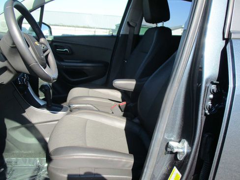 Used 2022 Chevrolet Trax LT w/ LT Convenience Package image 12