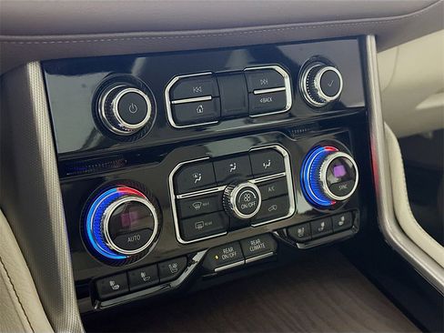 Used 2021 GMC Yukon Denali w/ Denali Premium Package image 18
