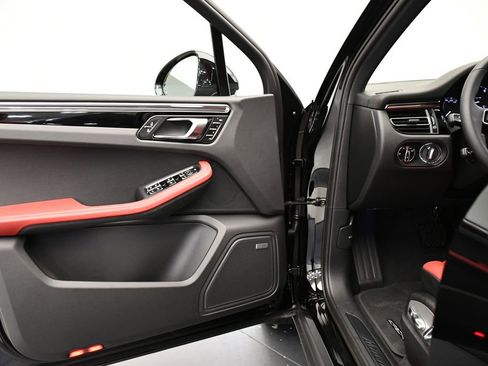 Used 2025 Porsche Macan Turbo image 34