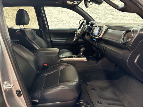 Used 2022 Toyota Tacoma Limited image 11