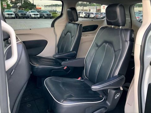 Used 2022 Chrysler Pacifica Limited FWD image 20