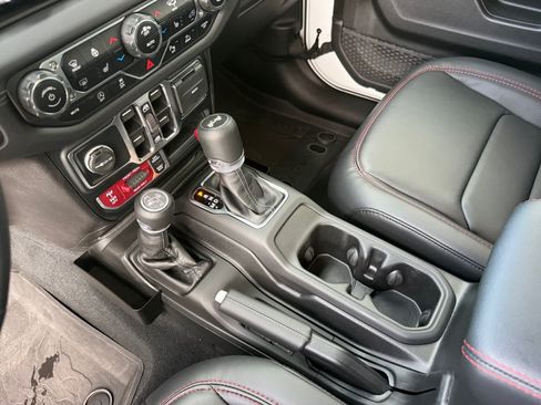 Used 2024 Jeep Wrangler Unlimited Rubicon AWD/4WD image 23
