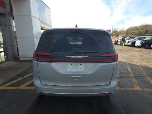 Used 2024 Chrysler Pacifica Touring-L image 4