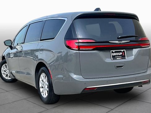 Used 2025 Chrysler Pacifica Select FWD image 11