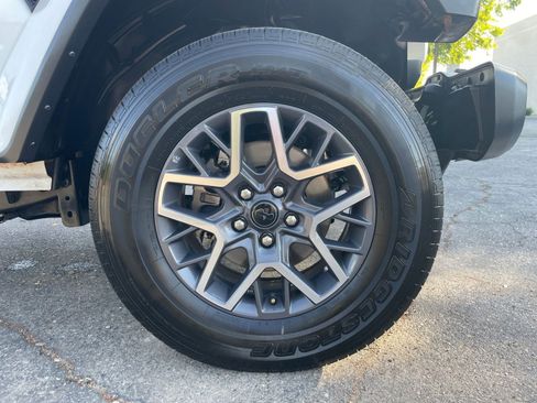 Used 2025 Jeep Wrangler Sahara image 29