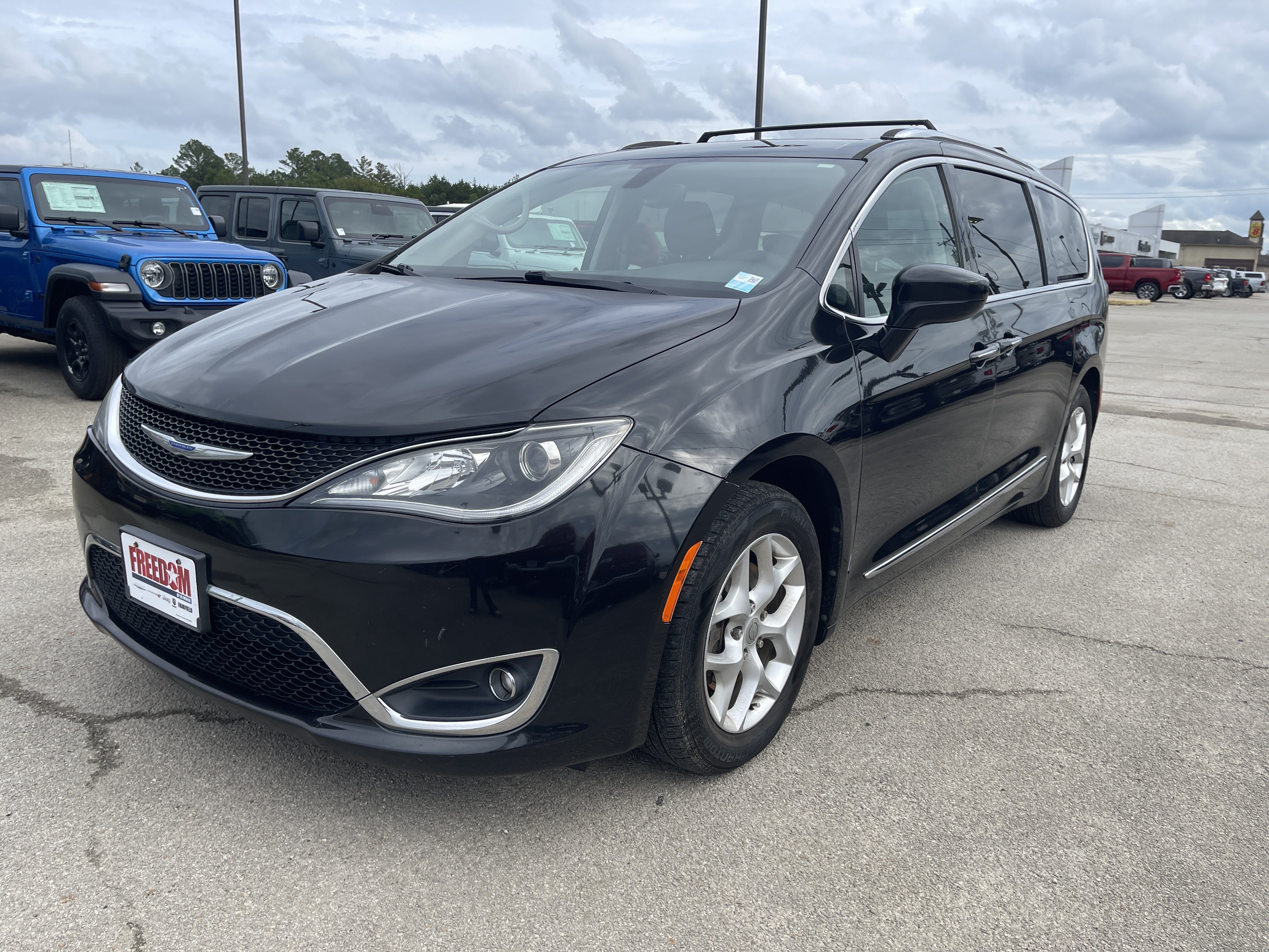 Used 2020 Chrysler Pacifica Touring-L w/ Tire & Wheel Group FWD image 9