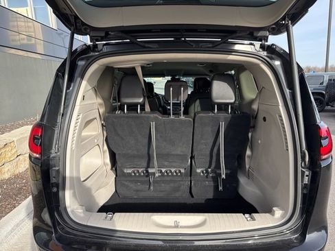 Used 2023 Chrysler Pacifica Touring-L AWD/4WD image 9
