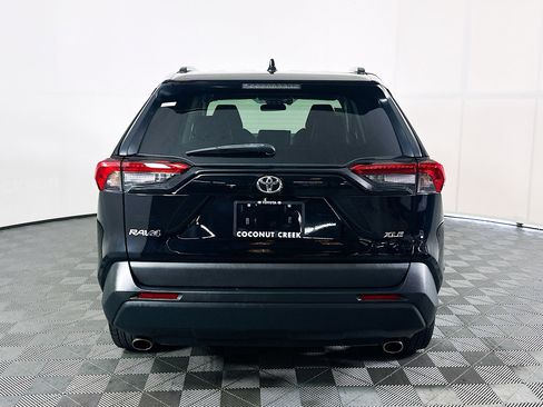 Used 2021 Toyota RAV4 XLE Premium image 4