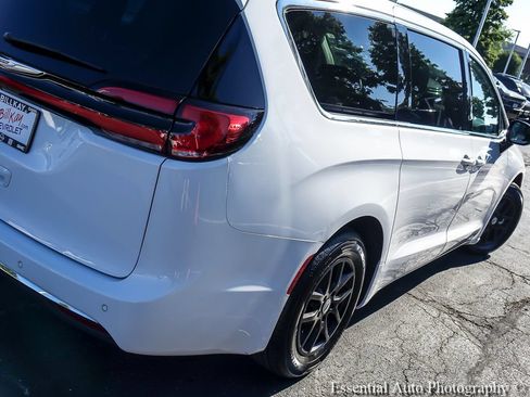 Used 2024 Chrysler Pacifica Touring-L FWD image 8