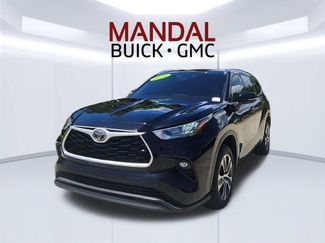 Used 2020 Toyota Highlander XLE FWD video 1