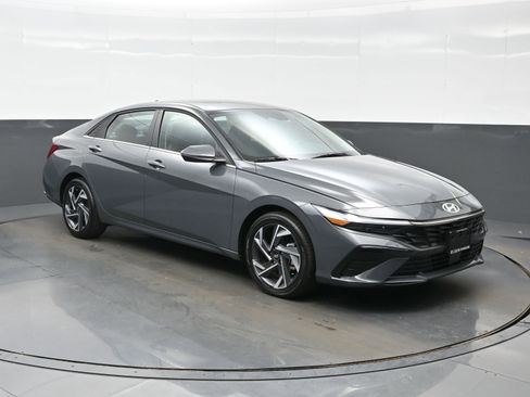Used 2025 Hyundai Elantra Limited FWD image 8