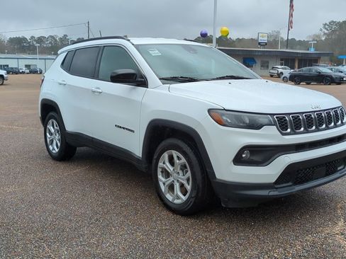 Used 2024 Jeep Compass Latitude image 3