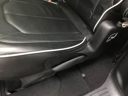 Used 2025 Chrysler Pacifica Limited image 30