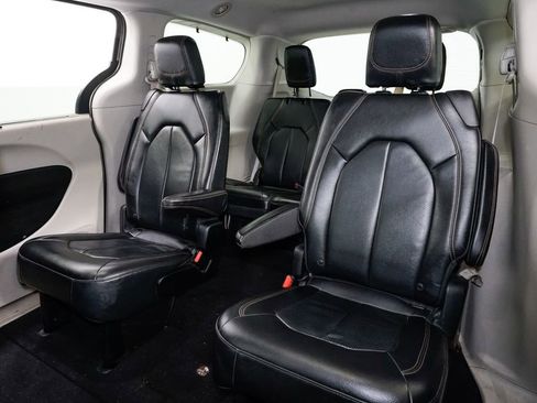 Used 2018 Chrysler Pacifica Touring-L image 22